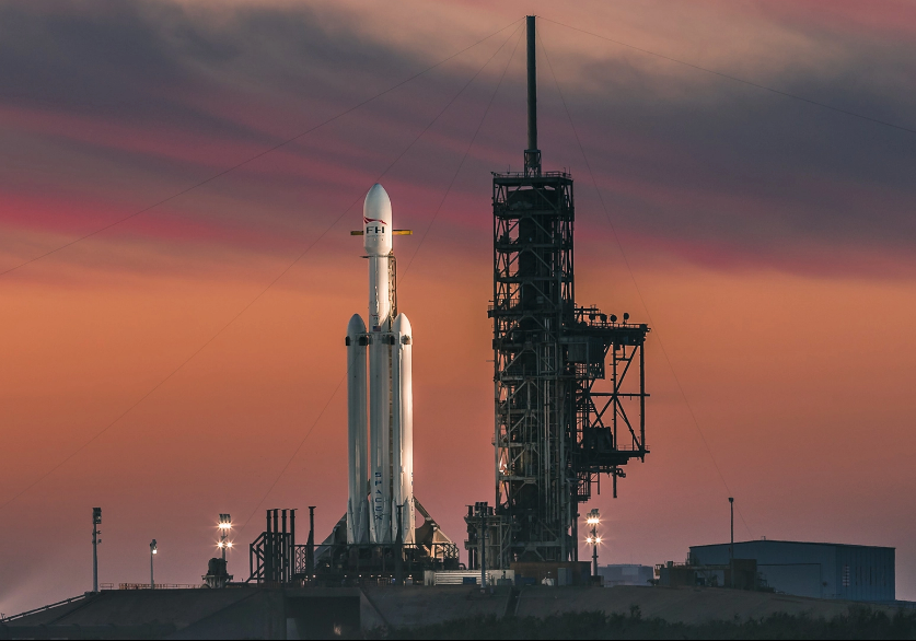 3肯尼迪航天中心的猎鹰重型火箭.来源:spacex
