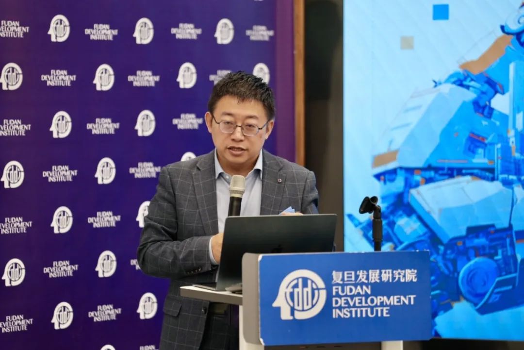 沈逸.jpg