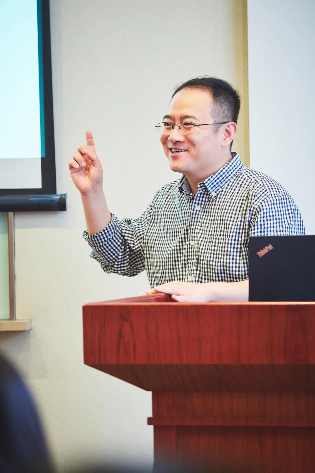 学术论坛下午场第一位报告嘉宾是来自暨南大学的张思思老师(线上报告)